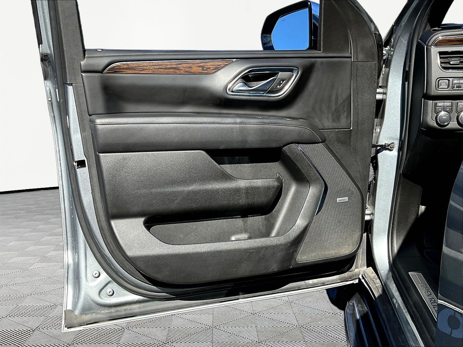Used 2023 Chevrolet Suburban Premier AWD/4WD image 20
