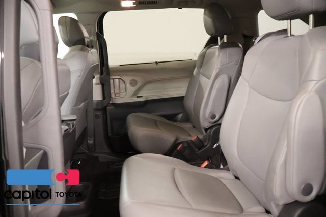 Used 2023 Toyota Sienna XLE FWD image 32