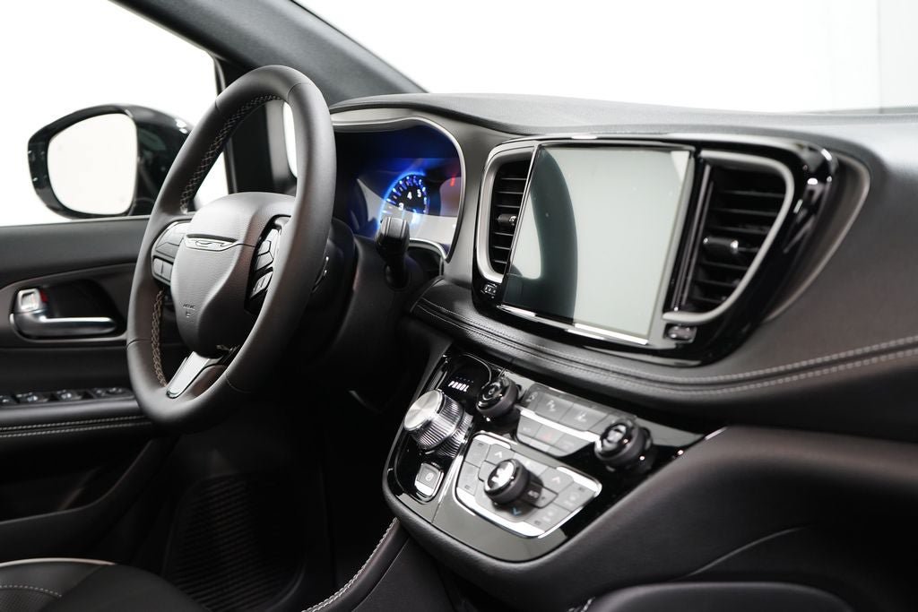 New 2027 Chrysler Pacifica Limited w/ Family Tech Group FWD image 10
