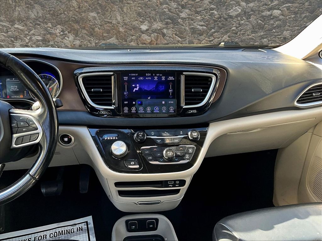 Used 2017 Chrysler Pacifica Touring-L image 6
