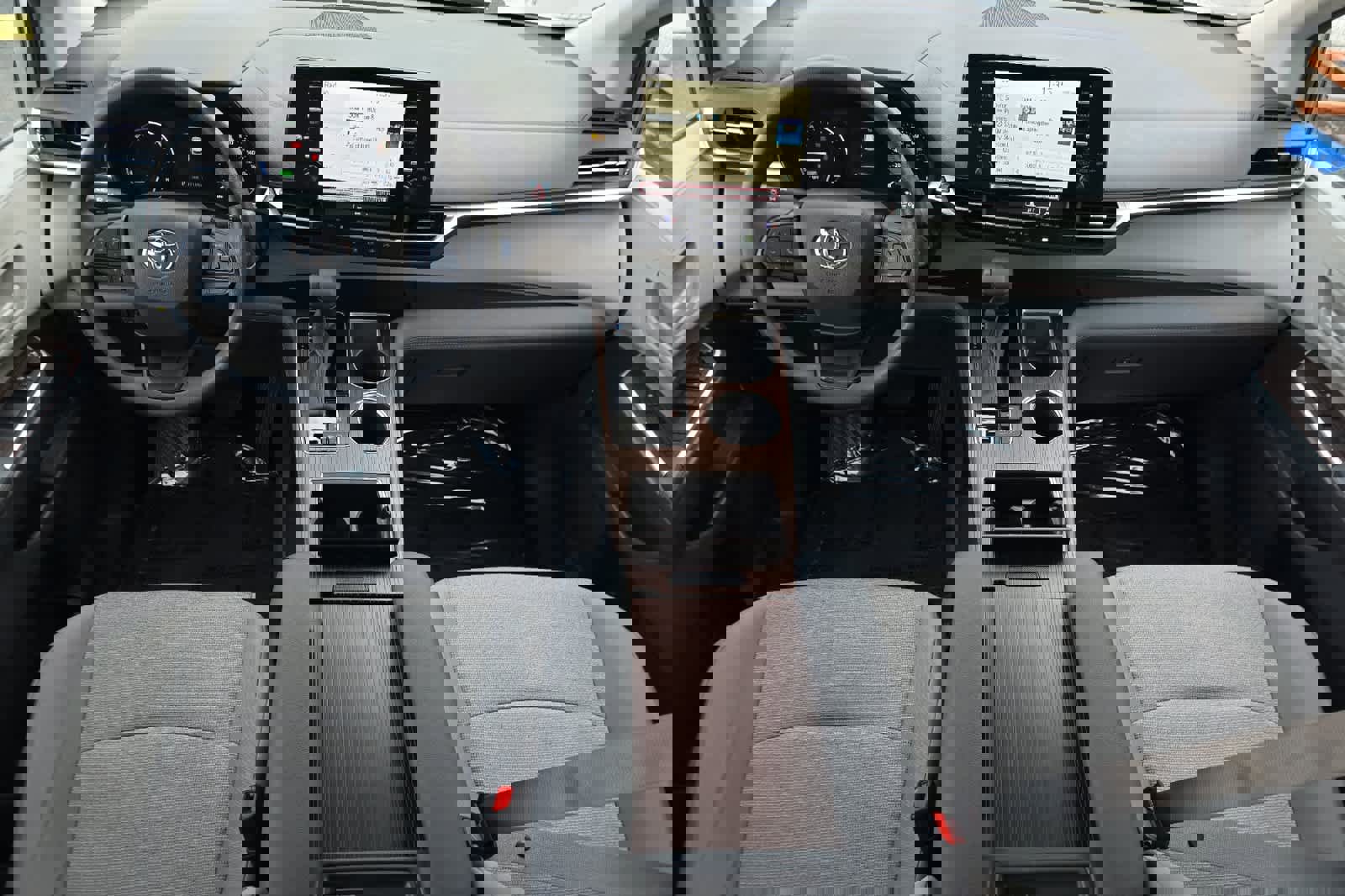 Used 2024 Toyota Sienna LE image 3