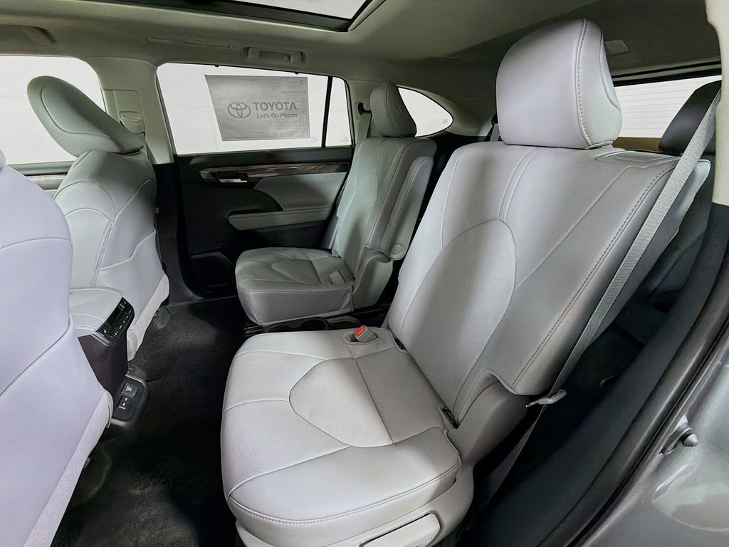 New 2026 Toyota Highlander Platinum image 17