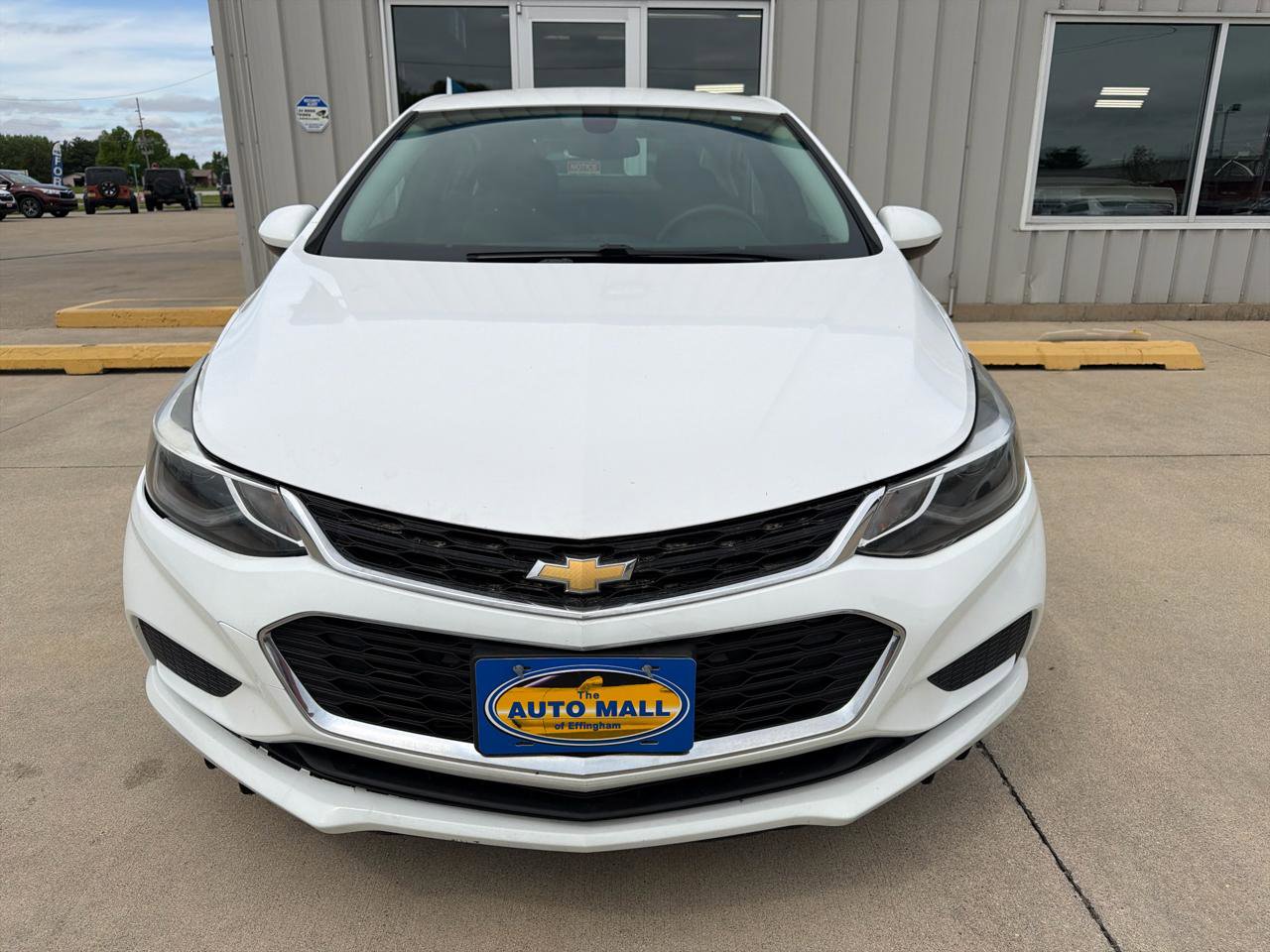 Used 2017 Chevrolet Cruze LT FWD image 2