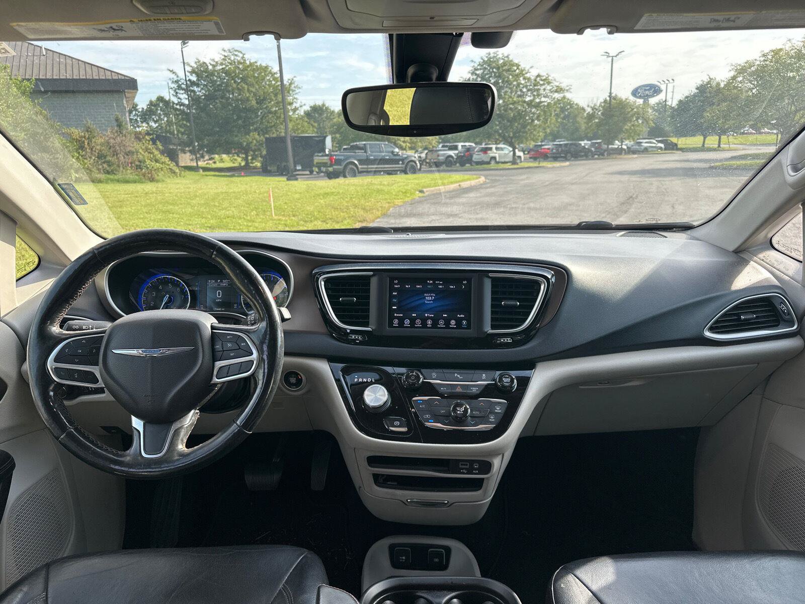 Used 2019 Chrysler Pacifica Touring-L FWD image 5