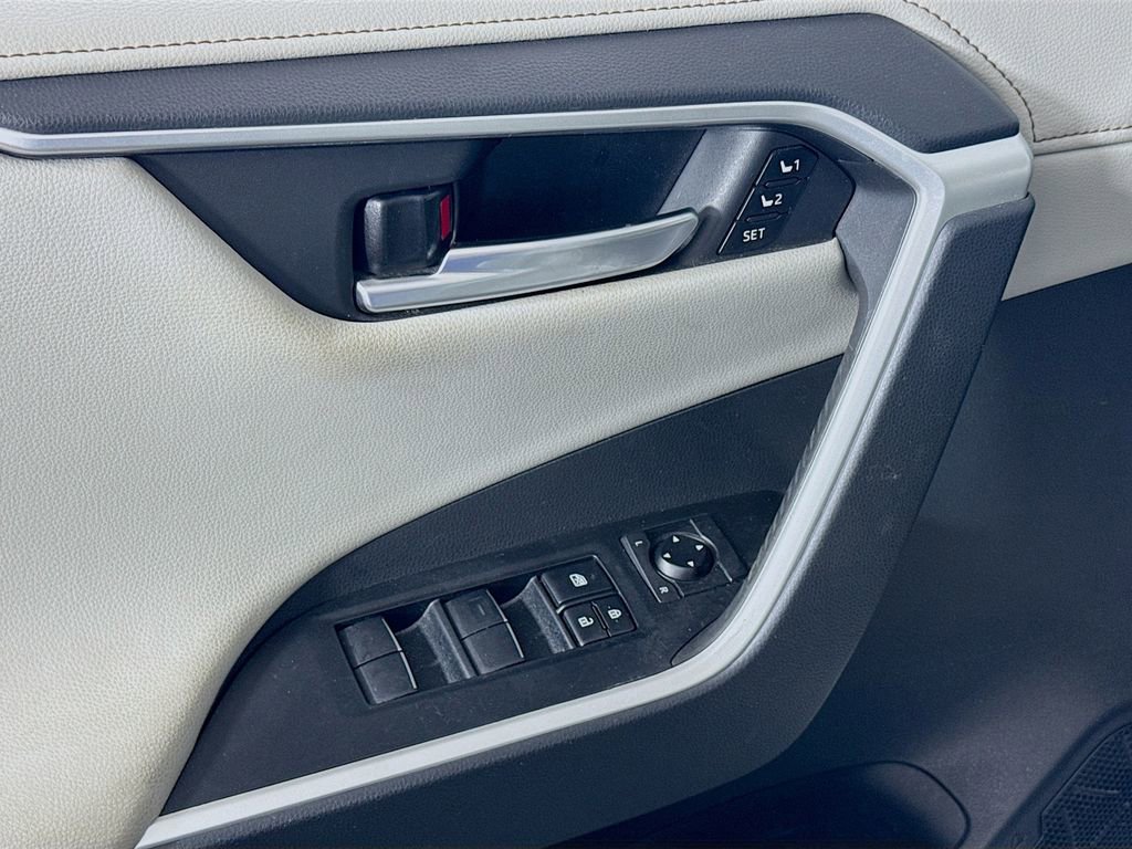 Used 2021 Toyota RAV4 Limited image 18