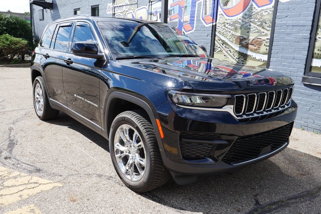 Used 2025 Jeep Grand Cherokee Laredo X w/ Luxury Tech Group I AWD/4WD image 23