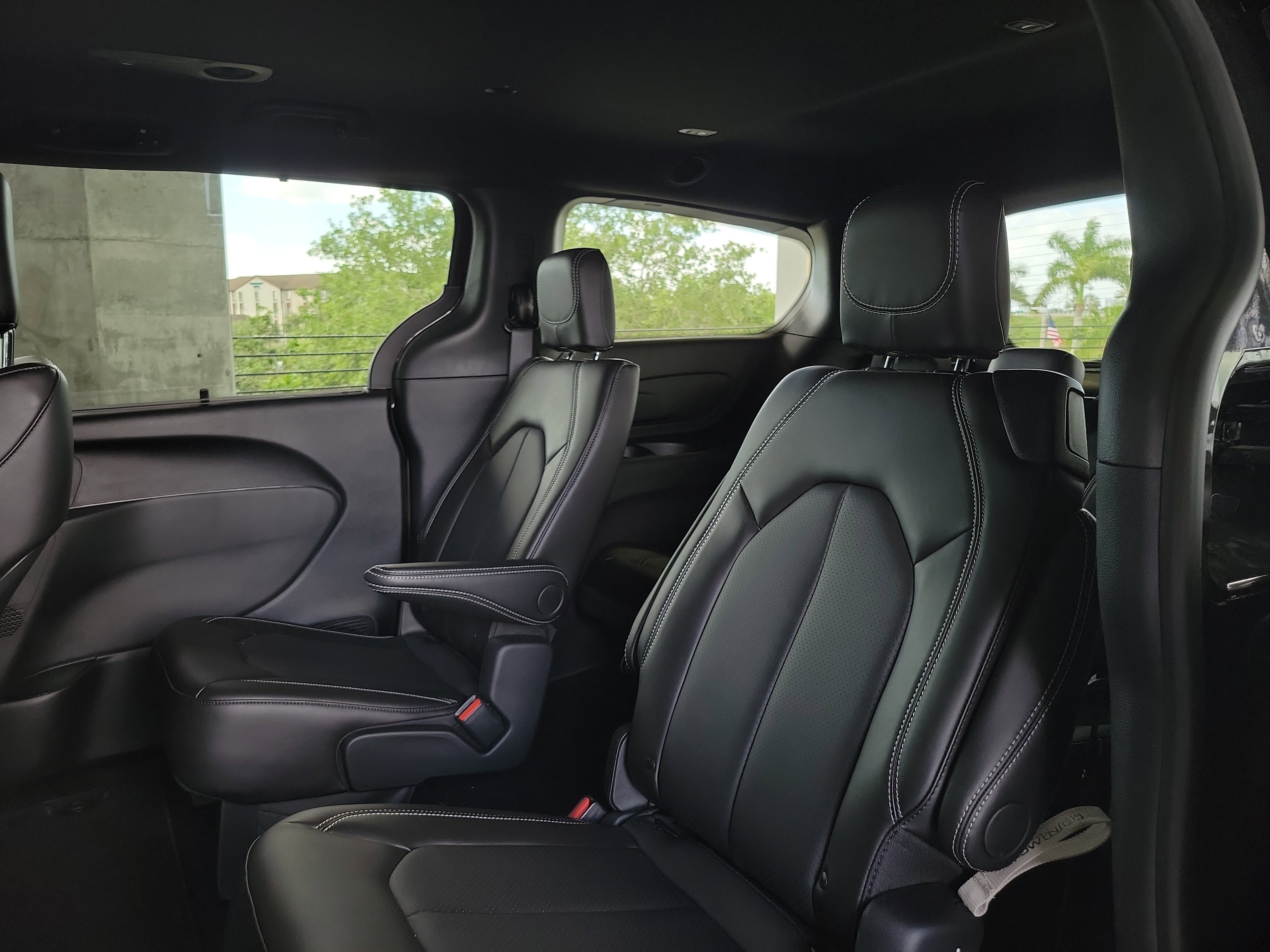 New 2026 Chrysler Pacifica Select w/ S Appearance Package FWD image 8