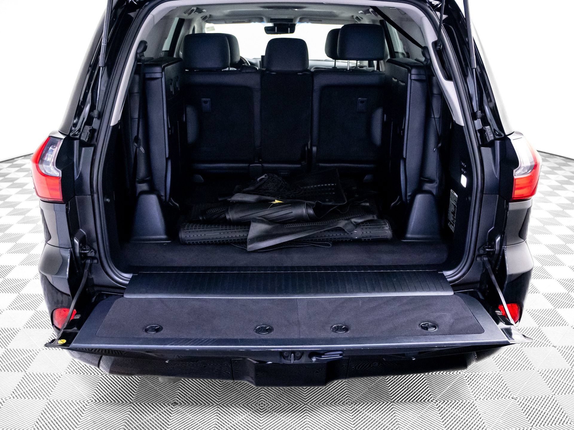 Used 2020 Lexus LX 570 4WD w/ Luxury Package image 35