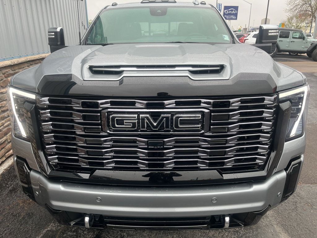 Used 2026 GMC Sierra 3500 Denali Ultimate w/ LPO, Black Badging Package AWD/4WD image 3