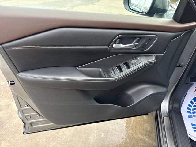 Used 2023 Nissan Rogue SL w/ SL Premium Package image 11