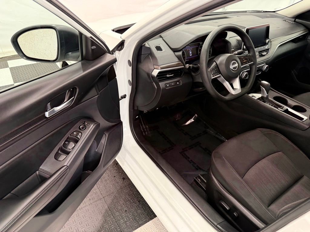 Used 2025 Nissan Altima 2.5 SV FWD image 29