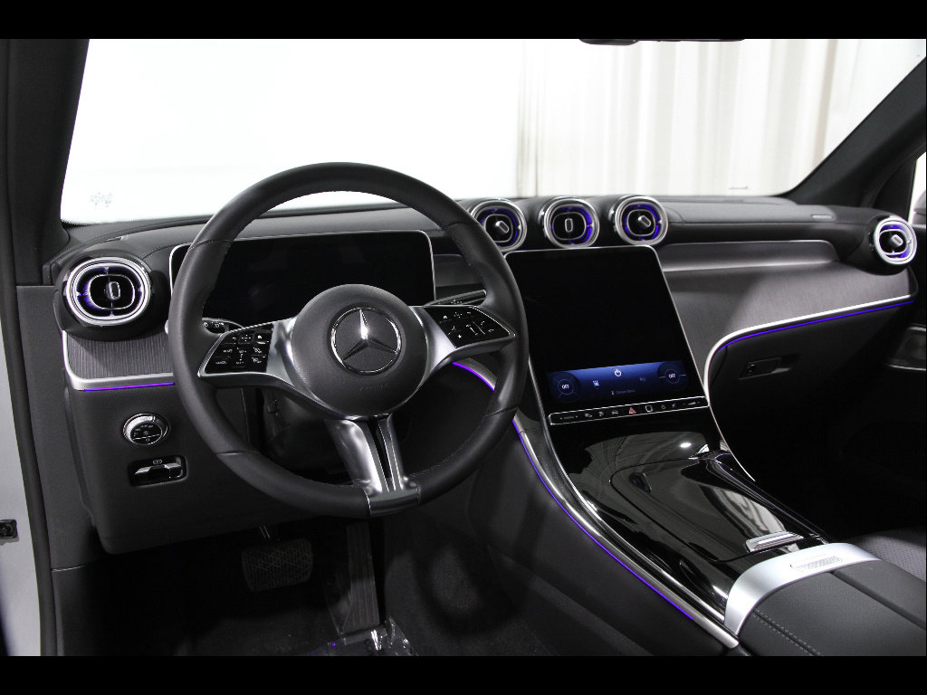 Used 2025 Mercedes-Benz GLC 350e 4MATIC image 7