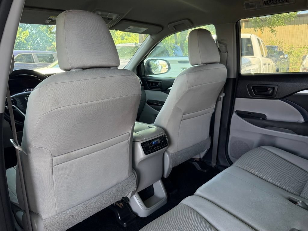 Used 2016 Toyota Highlander LE AWD/4WD image 12