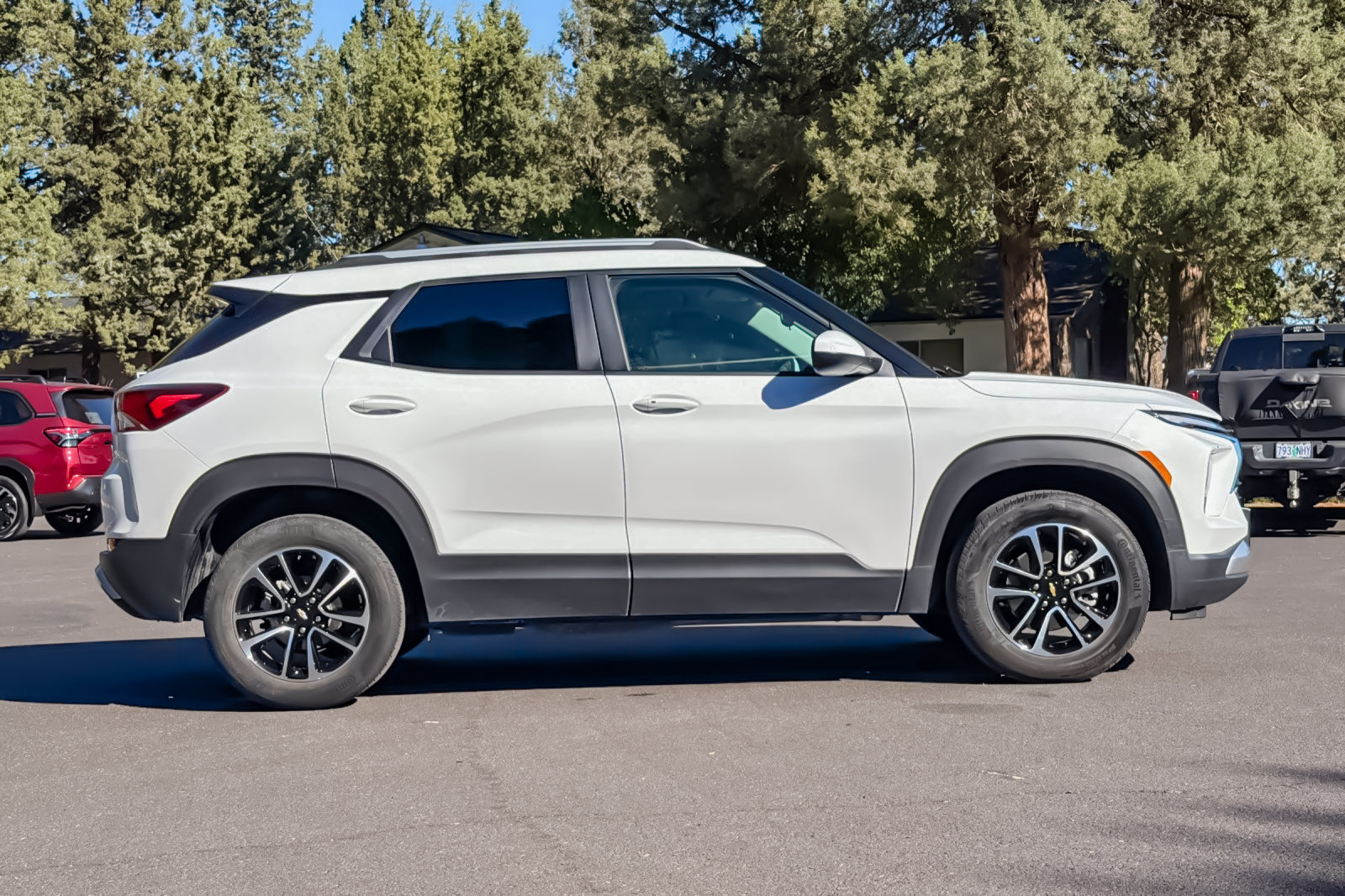 Used 2025 Chevrolet TrailBlazer LT AWD/4WD image 3