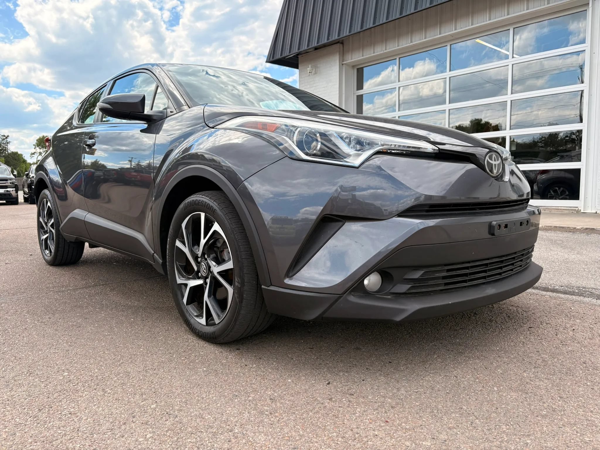 Used 2018 Toyota C-HR XLE FWD image 2