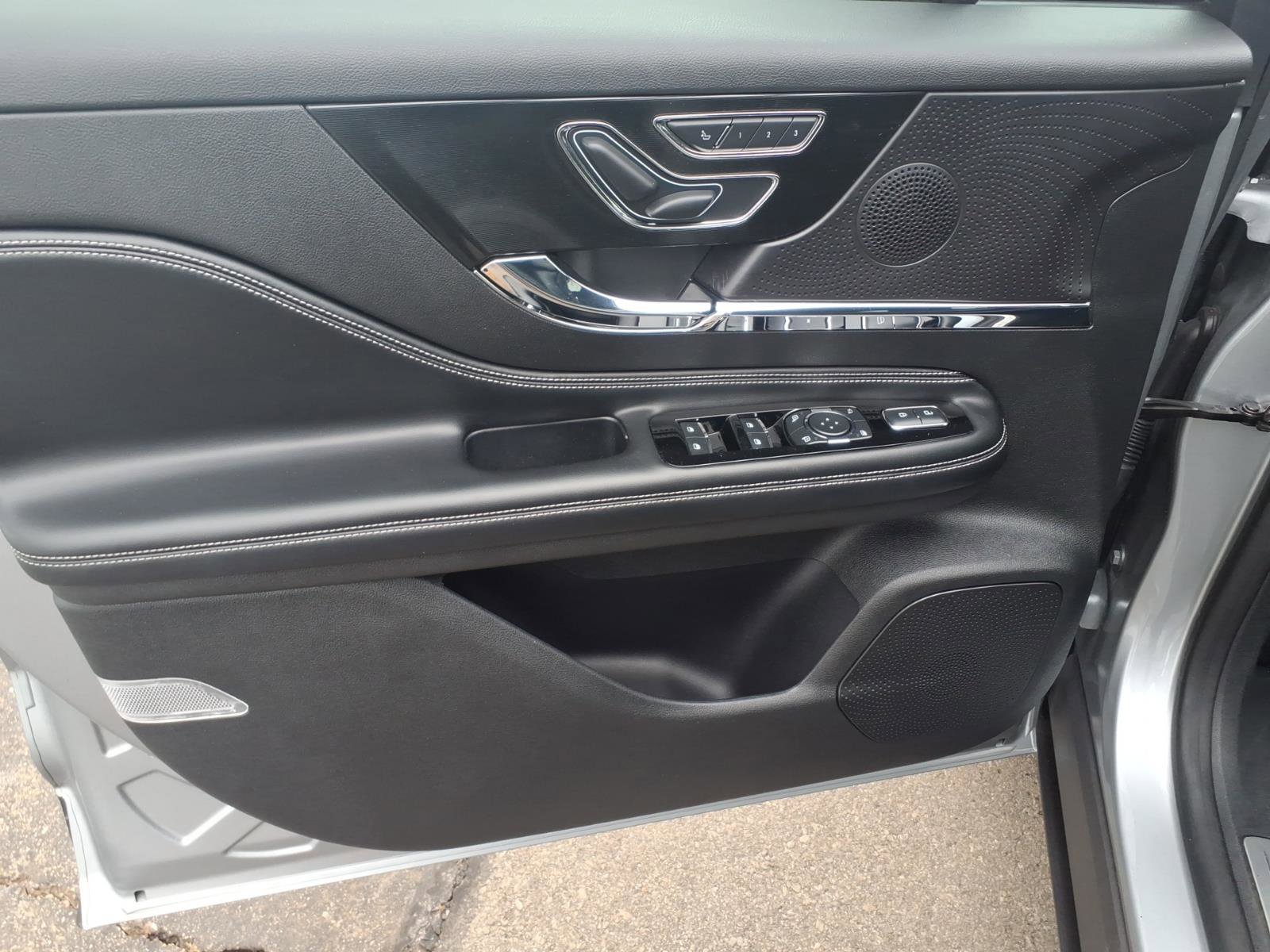 Certified 2023 Lincoln Corsair Standard w/ Equipment Group 101A image 11