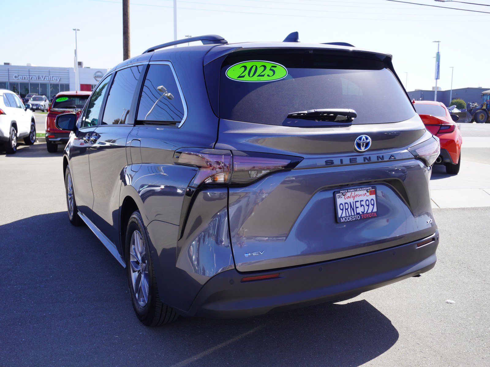 Used 2025 Toyota Sienna XLE w/ XLE Plus Package FWD image 8