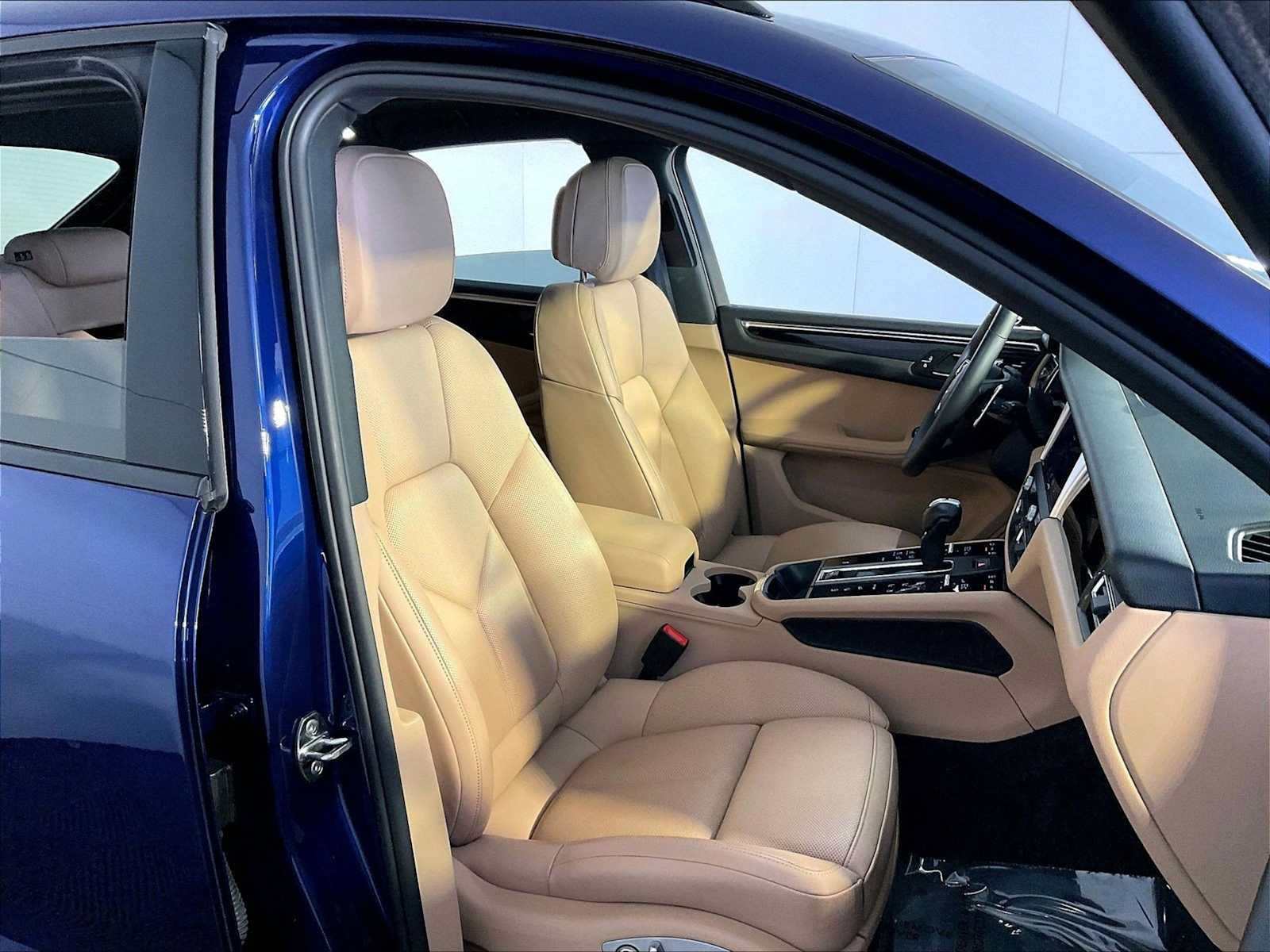 Certified 2024 Porsche Macan AWD/4WD image 18