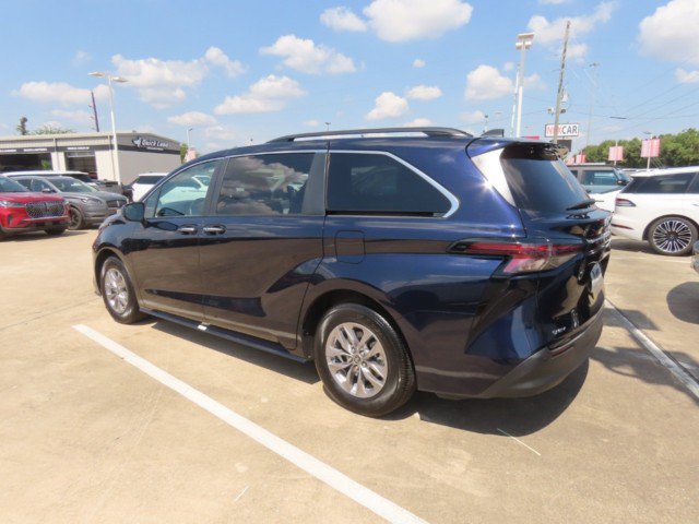 Used 2025 Toyota Sienna XLE FWD image 15