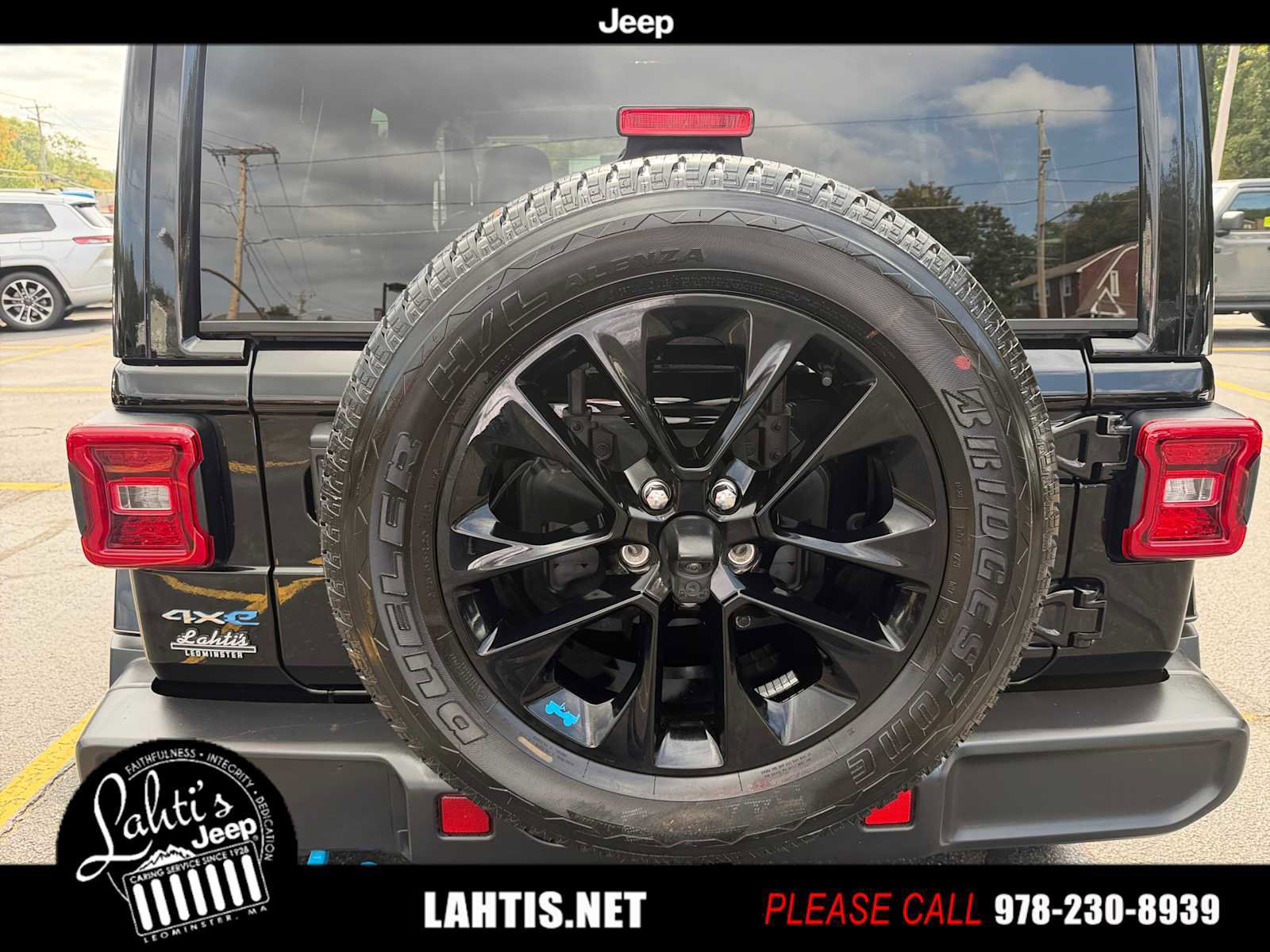 Used 2022 Jeep Wrangler Unlimited Sahara w/ Cold Weather Group image 25