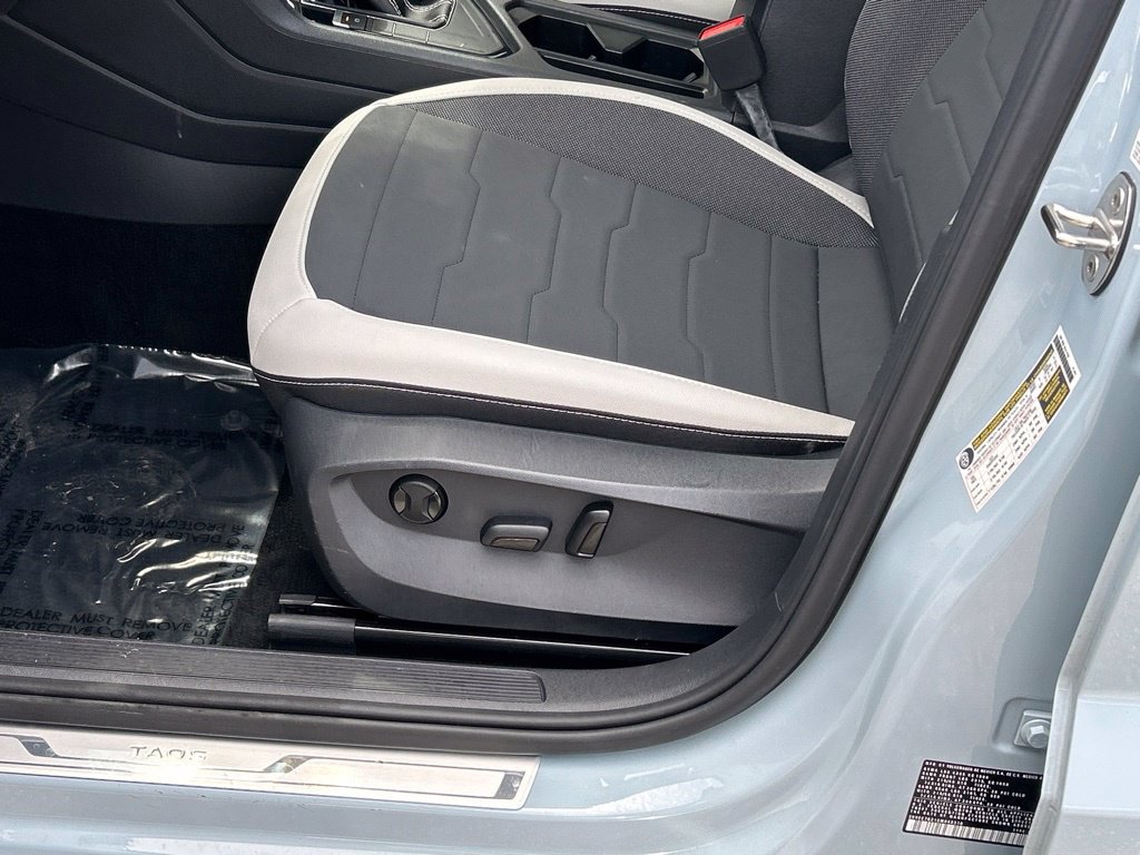 Certified 2025 Volkswagen Taos SE w/ Panoramic Sunroof Package FWD image 16