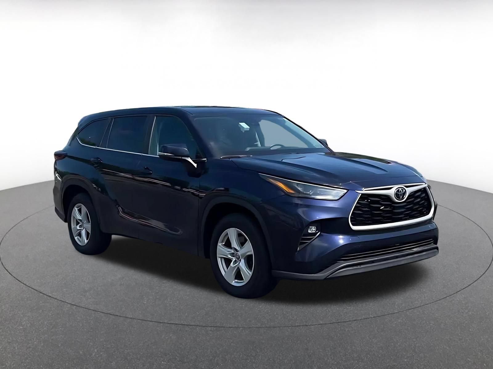 Used 2025 Toyota Highlander LE FWD video 2
