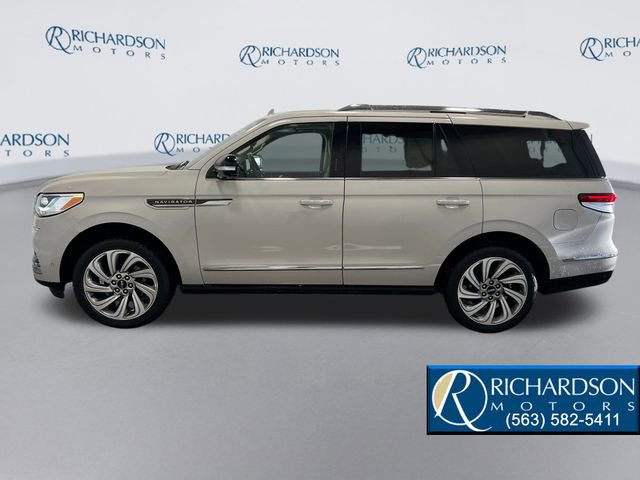 Used 2022 Lincoln Navigator Reserve image 2