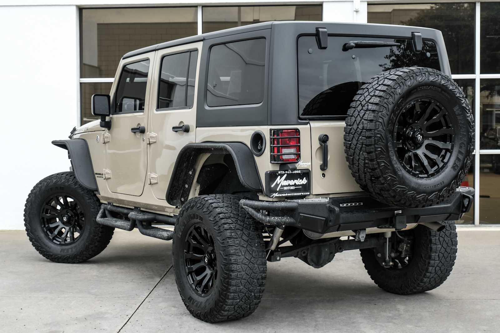 Used 2017 Jeep Wrangler Unlimited Rubicon w/ Connectivity Group AWD/4WD image 10