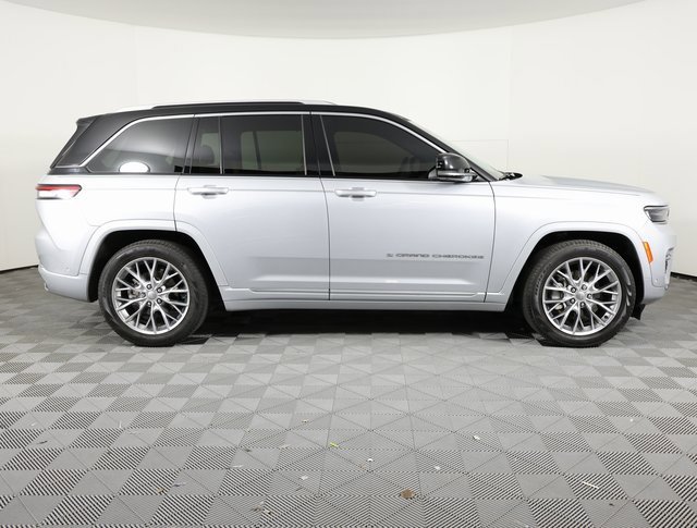 Used 2023 Jeep Grand Cherokee Summit w/ Luxury Tech Group V image 4