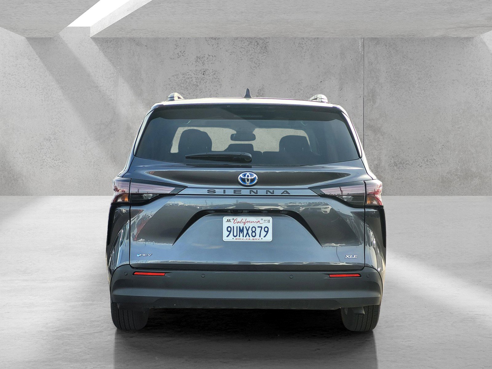 Used 2025 Toyota Sienna XLE image 5