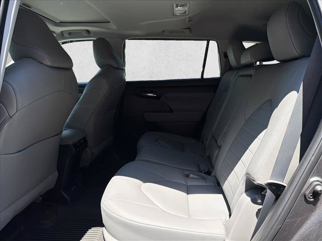 Used 2023 Toyota Highlander XLE FWD image 23
