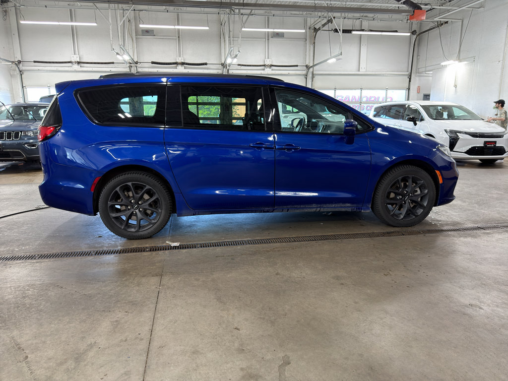 Used 2021 Chrysler Pacifica Touring-L w/ Uconnect Theater Family Group AWD/4WD image 4