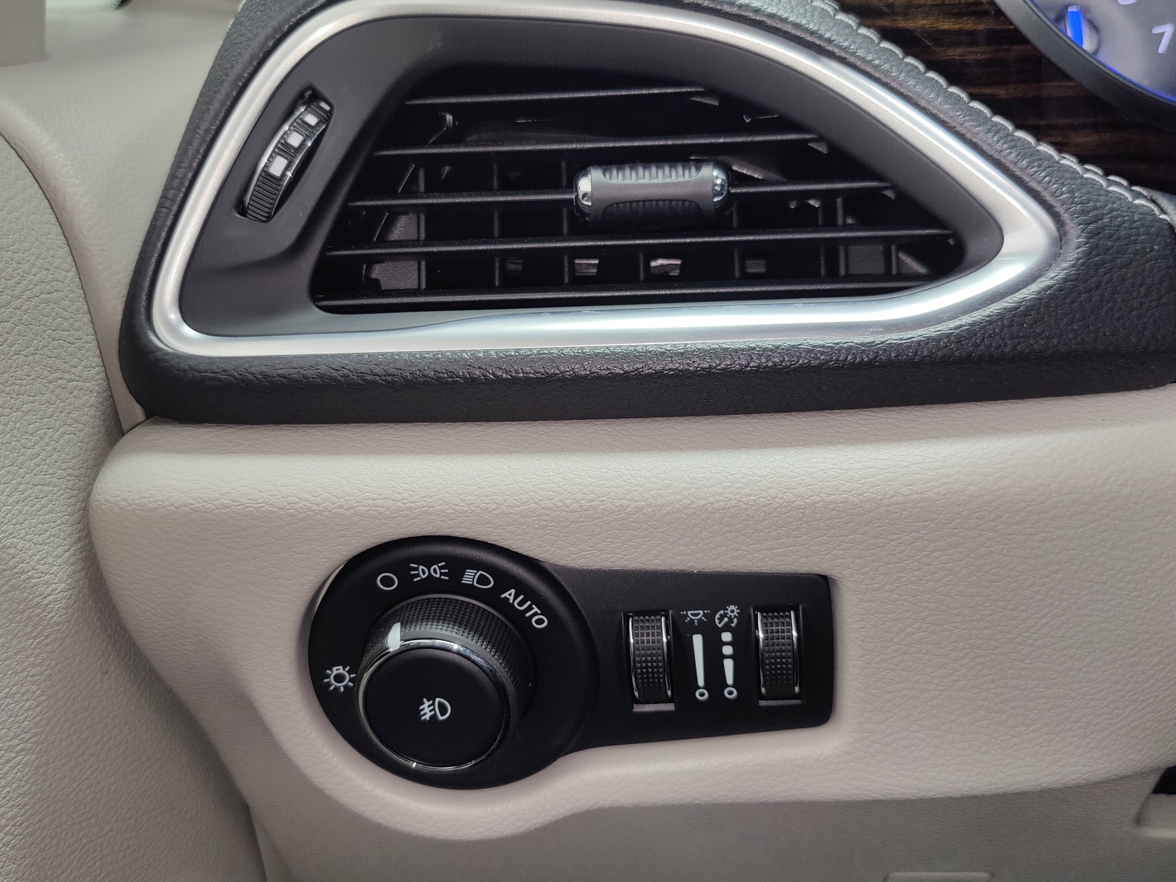 Used 2024 Chrysler Pacifica Limited image 33