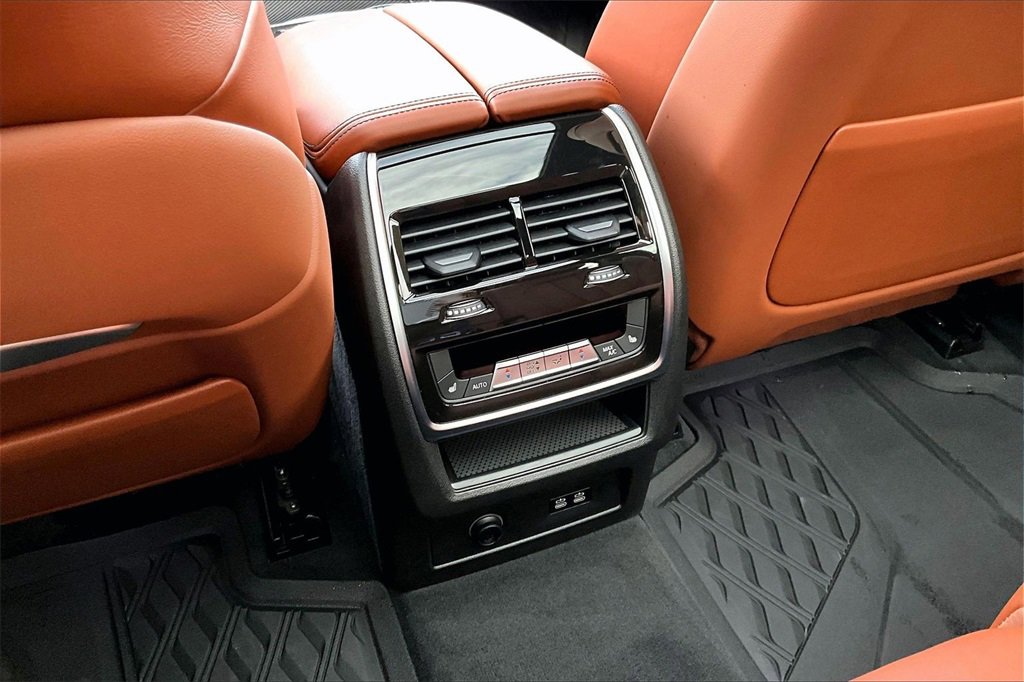 Used 2025 BMW X7 M60i w/ Climate Comfort Package image 34