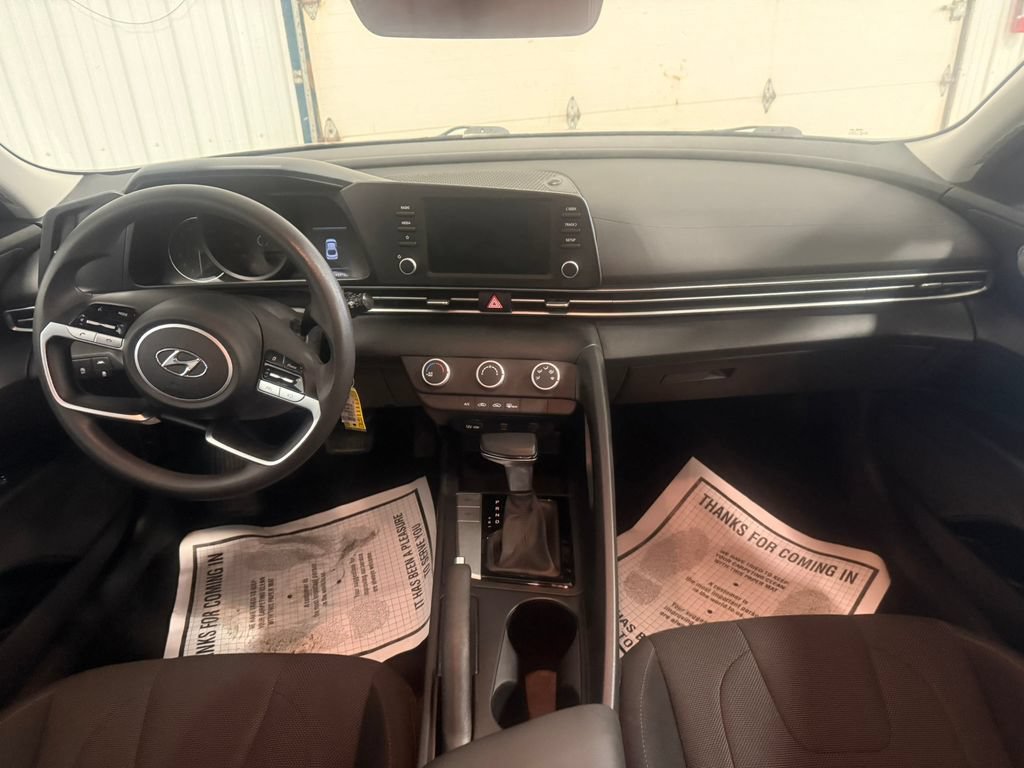 Used 2022 Hyundai Elantra SE FWD image 2