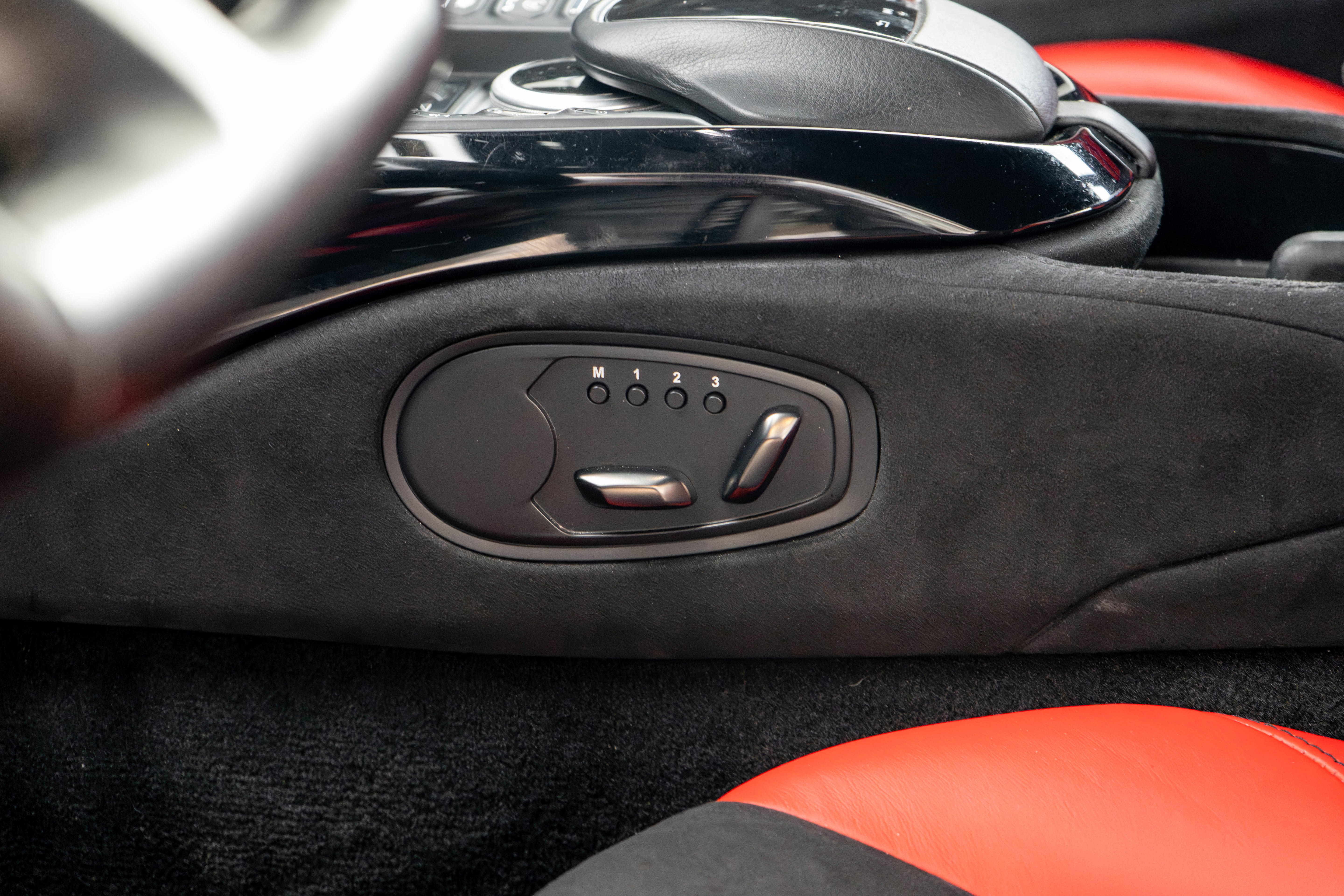 Used 2020 Aston Martin V8 Vantage Coupe image 24