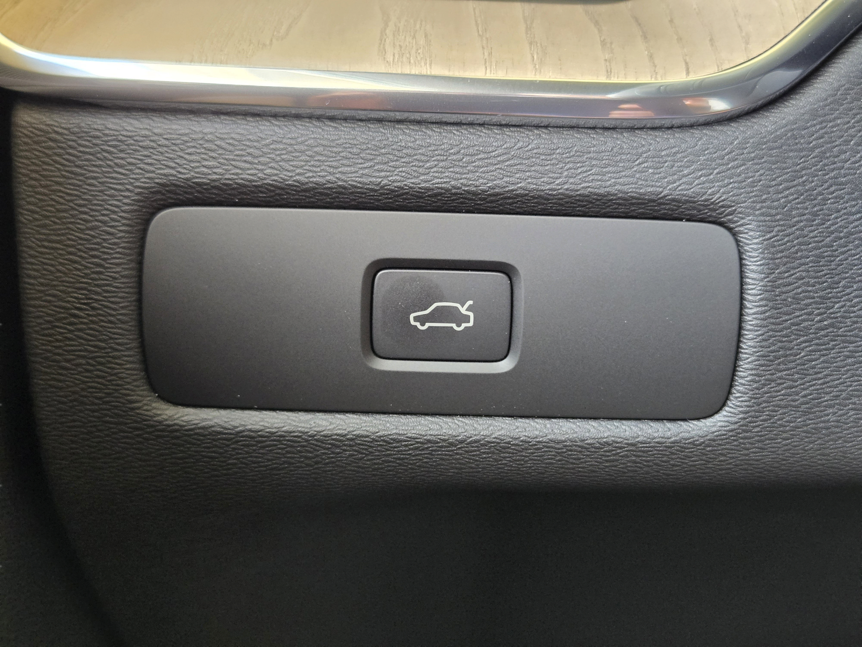New 2026 Volvo XC60 B5 Plus w/ Protection Package Premier AWD/4WD image 18