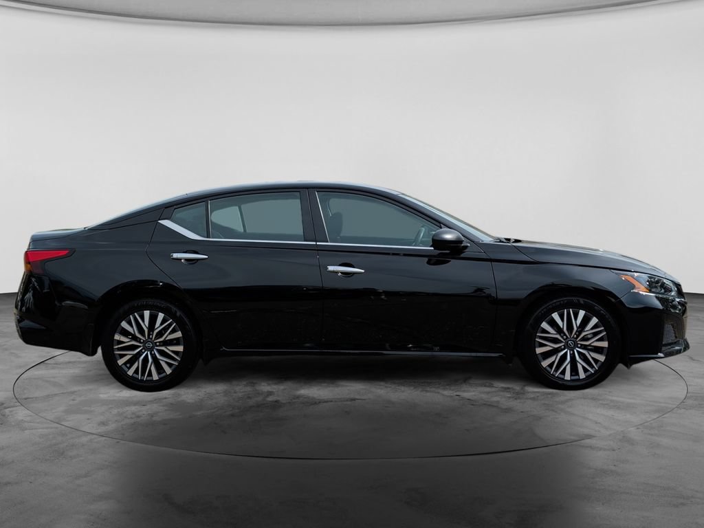 Used 2025 Nissan Altima 2.5 SV FWD image 8