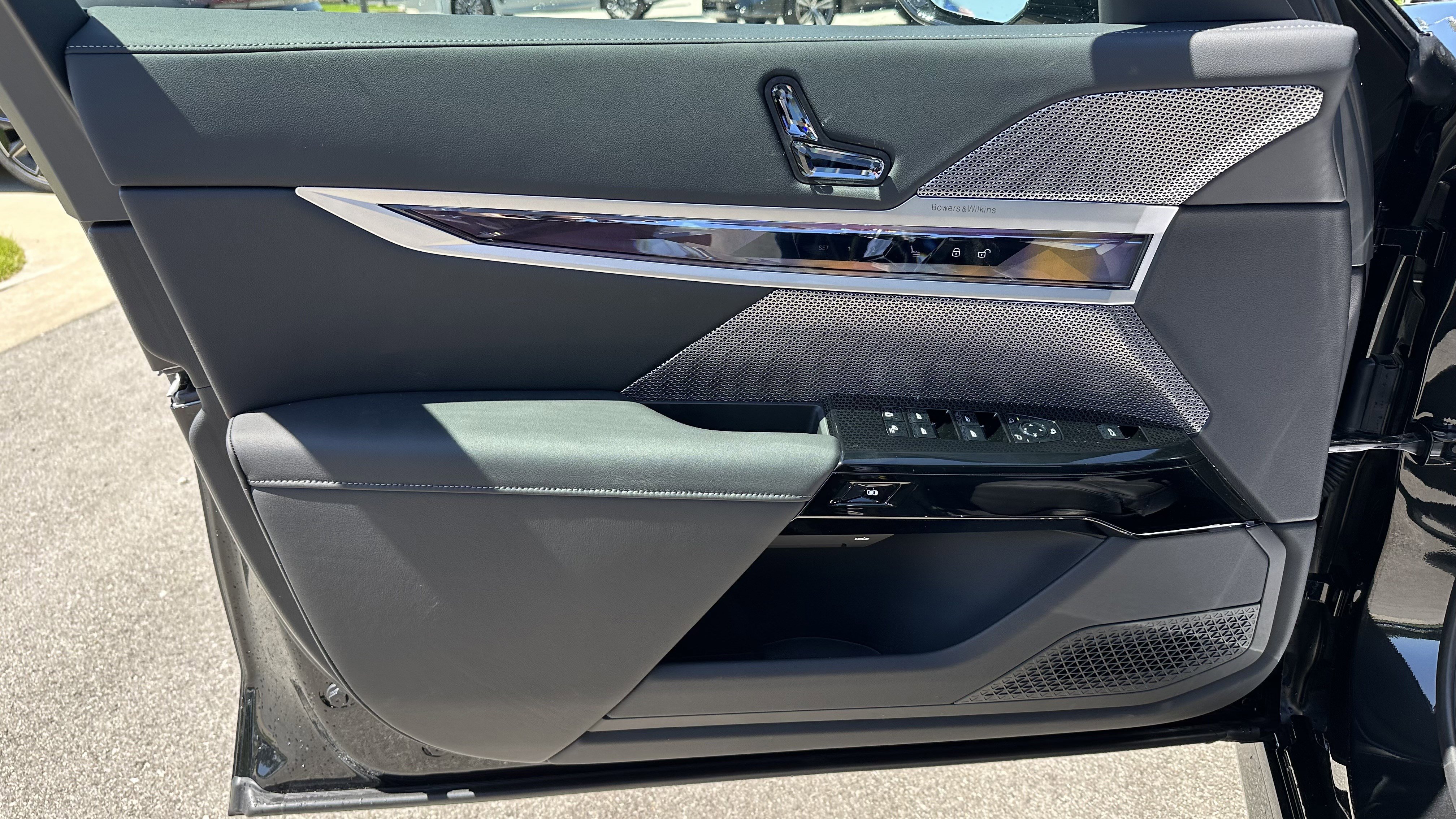 Used 2025 BMW i7 eDrive50 w/ M Sport Package image 13