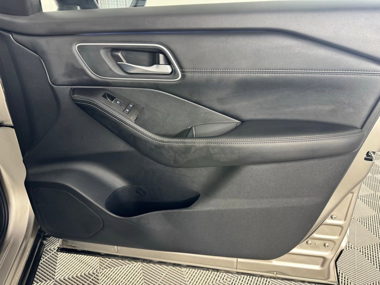 Used 2025 Nissan Rogue Platinum image 33