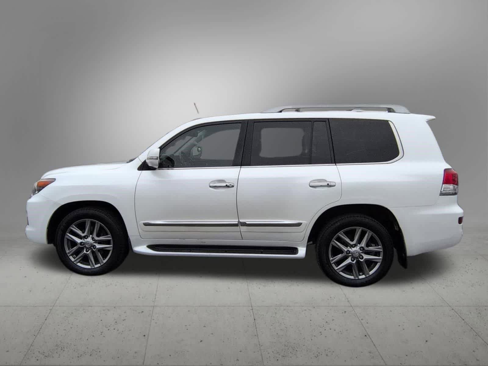 Used 2013 Lexus LX 570 4WD w/ Luxury Pkg image 3