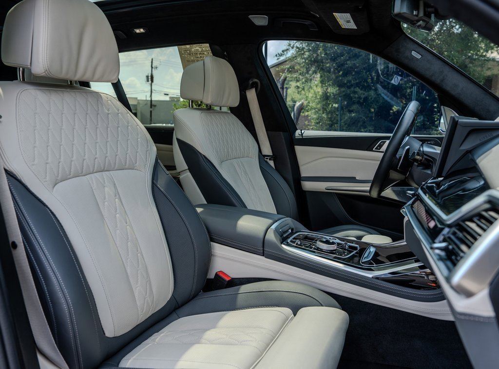 Used 2025 BMW X7 M60i image 23