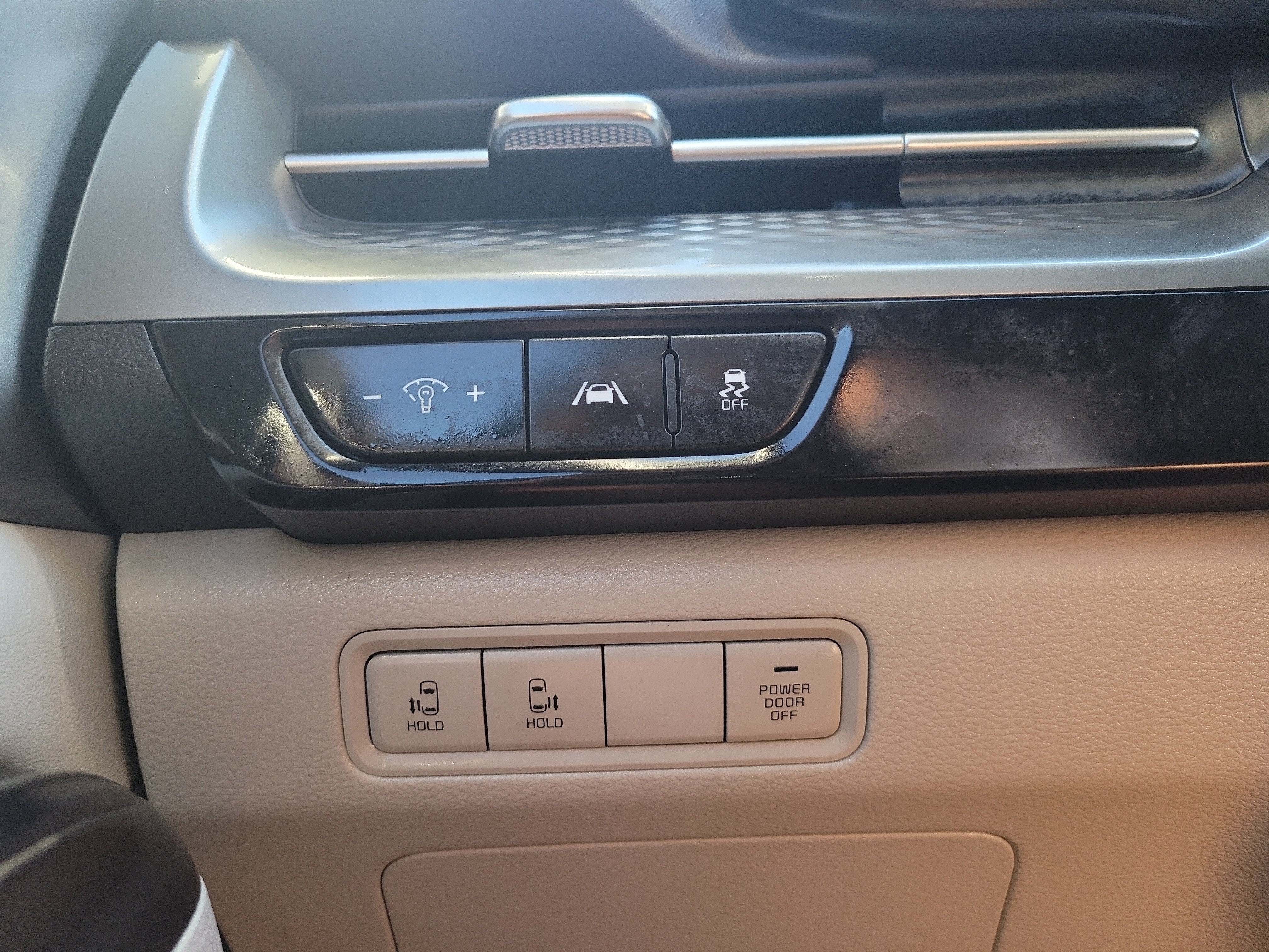 Used 2024 Kia Carnival LX FWD image 31