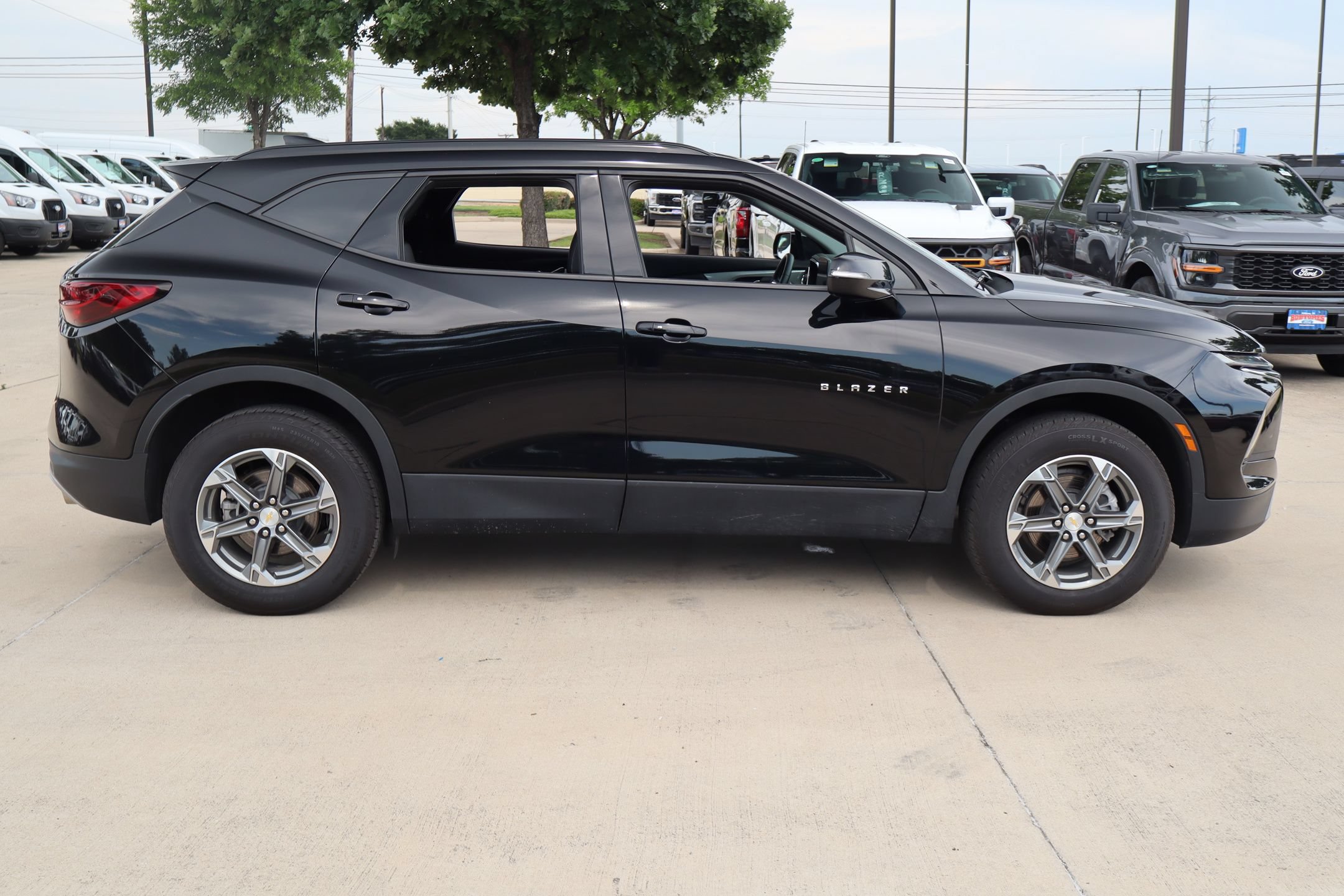 Used 2023 Chevrolet Blazer LT FWD image 2