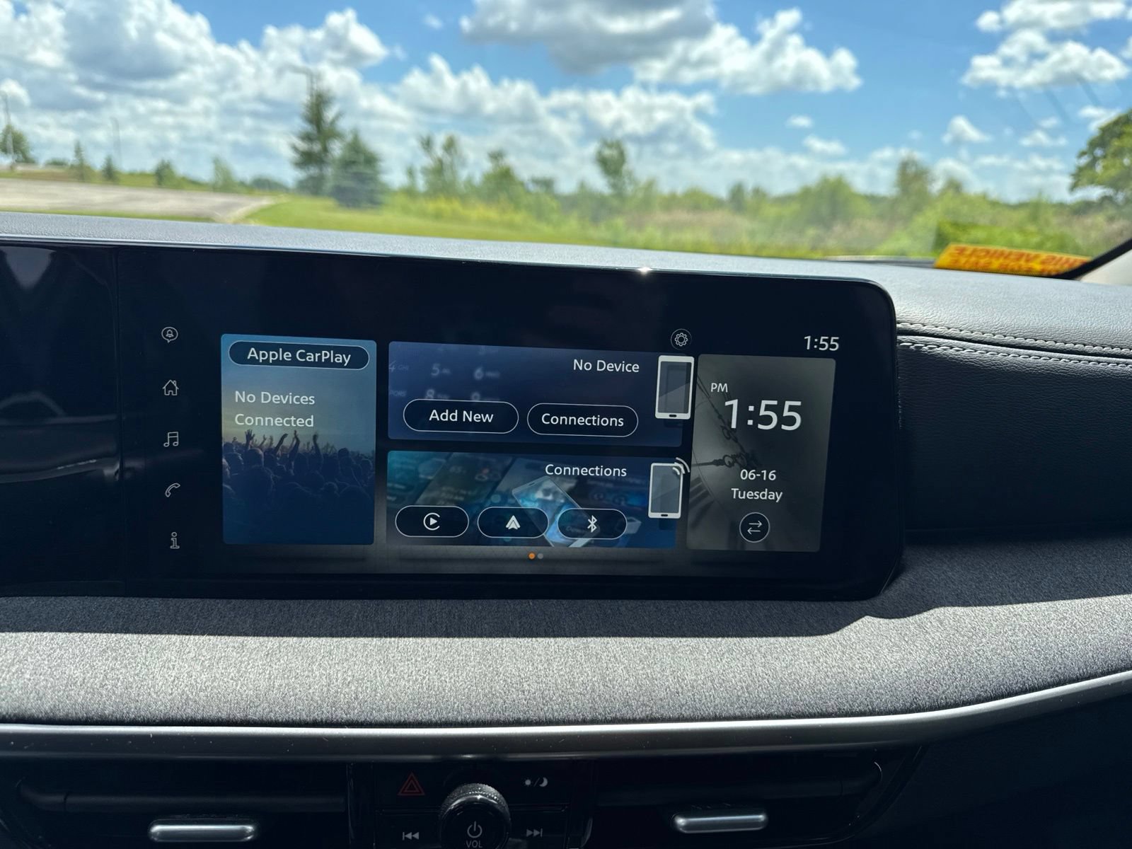 Certified 2025 Nissan Kicks SV AWD/4WD image 14