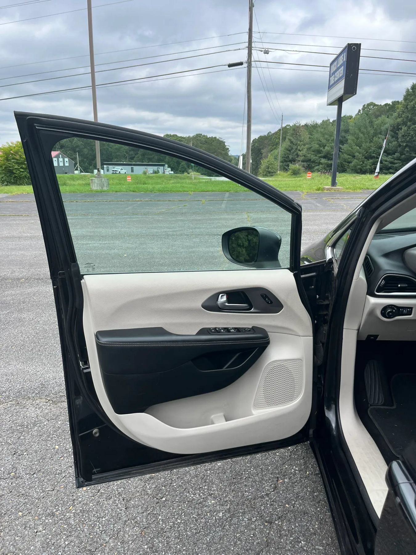 Used 2023 Chrysler Pacifica Touring-L FWD image 17