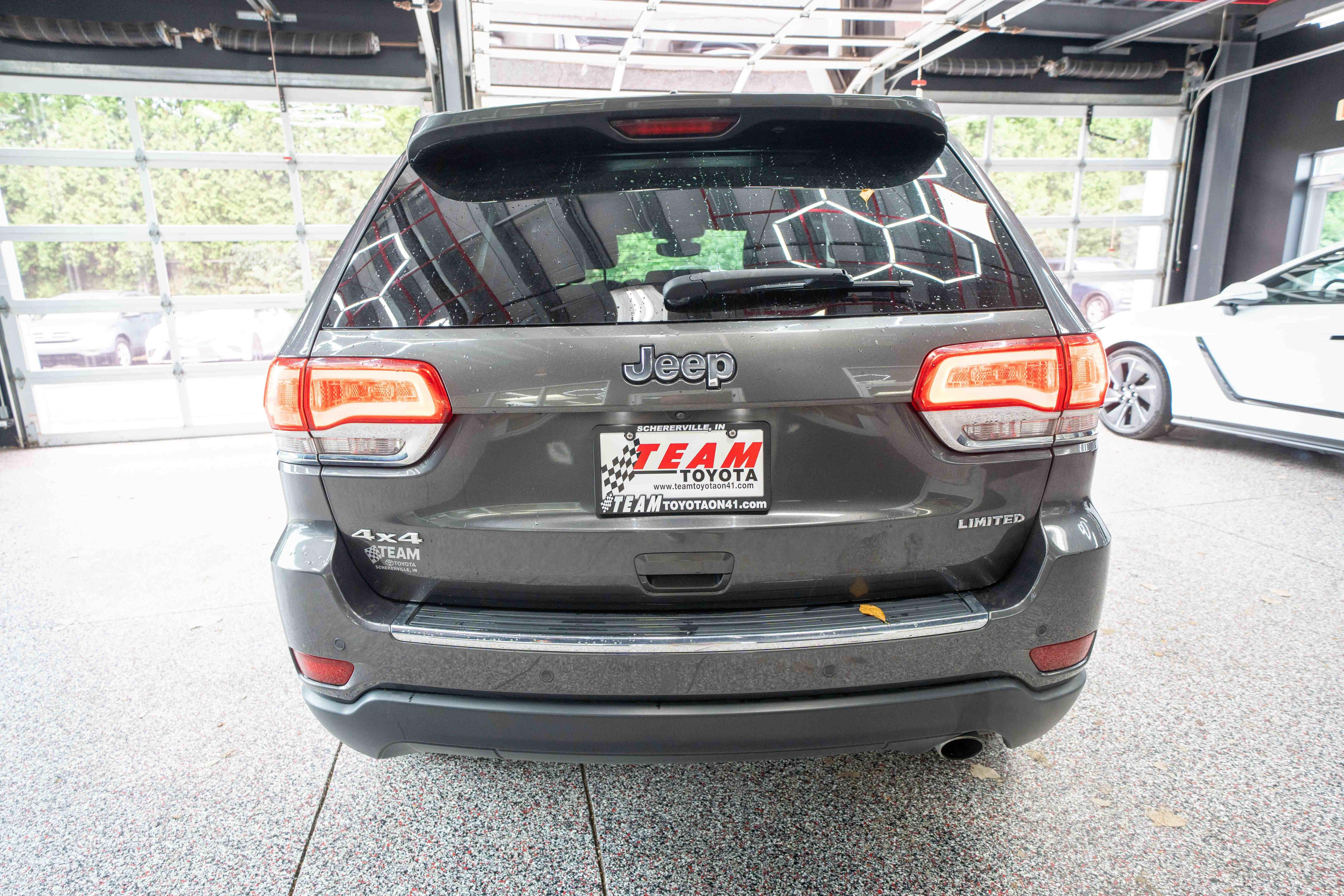 Used 2017 Jeep Grand Cherokee Limited AWD/4WD image 3