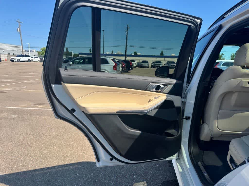 Used 2021 BMW X7 xDrive40i w/ M Sport Package AWD/4WD image 17