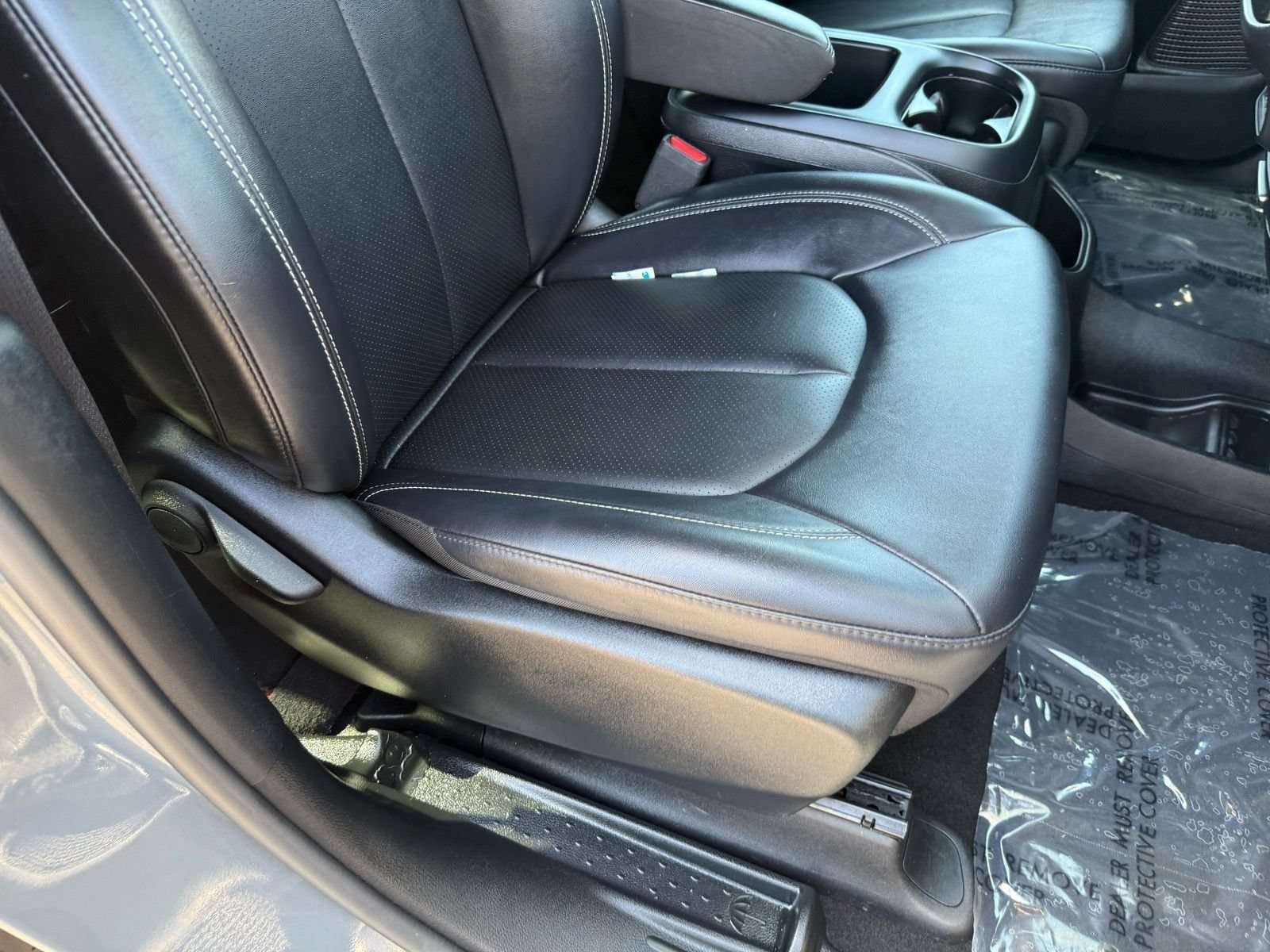 Used 2025 Chrysler Pacifica Select FWD image 32
