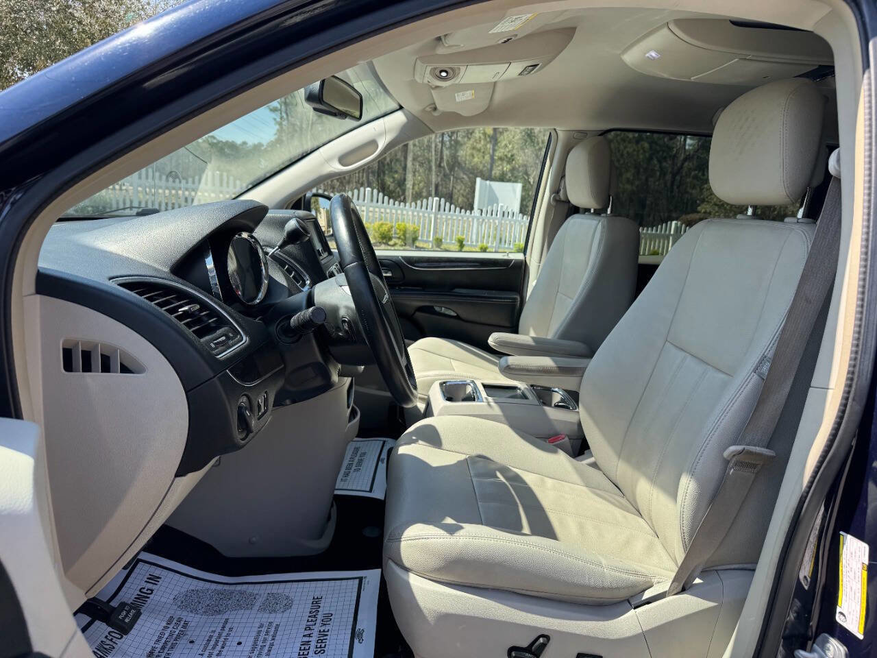 Used 2015 Chrysler Town & Country Touring image 10